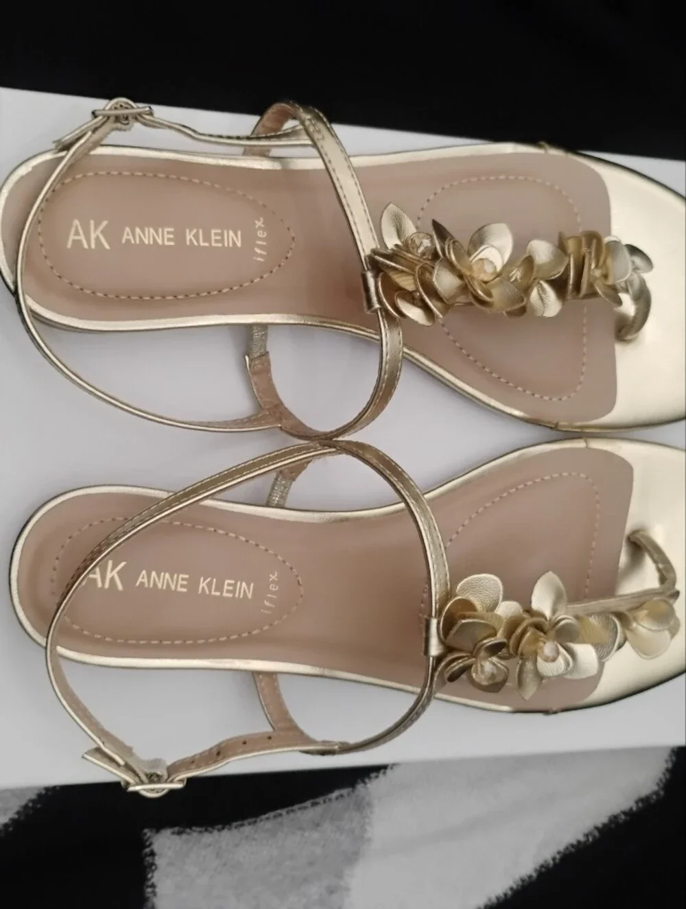 Anne Klein Flavia Iflex Metallic Gold Floral Embellished Thong Sandals Sz 10 NEW